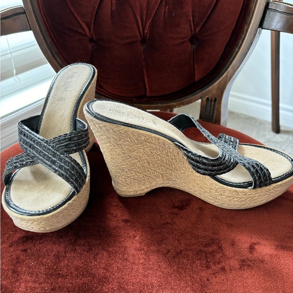 Wedge Heel - Picture 2 of 2